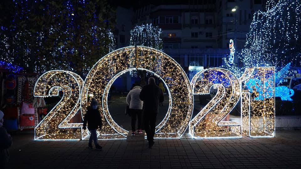 Fără festivitate: S-au aprins luminițele de Crăciun din Mioveni